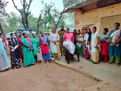 menstrual counseling given to tribal women activity on the occasion of world yoga day | आदिवासी महिलांना दिले मासिक पाळी समुपदेशन; जागतिक योगा दिनानिमित्त अनोखा उपक्रम 