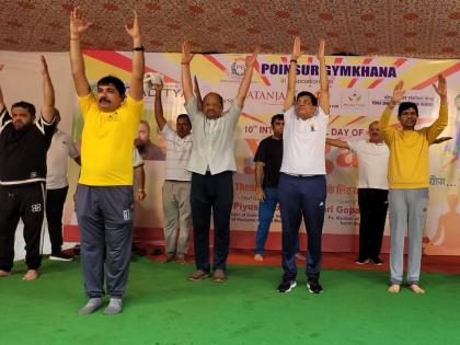 Union Commerce Minister Piyush Goyal also participated in International Yoga Day, citizens of North Mumbai practiced yoga  | आंतरराष्ट्रीय योग दिनात केंद्रीय वाणिज्य मंत्री पीयूष गोयलही सहभागी, उत्तर मुंबईतील नागरिकांनी केला योगाभ्यास 