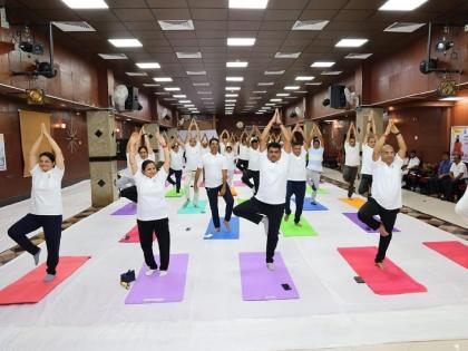 yoga unites body mind and spirit on the occassion of international yoga day guidence given by railway in mumbai | ‘योग शरीर, मन, आत्मा यांना एकत्रित करते’, रेल्वेत योगदिनी प्रबोधन