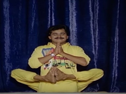 International Yoga Day 2019: Lakshmikant Berde and Ashok saraf Yoga video viral on social media | International Yoga Day 2019 : योगाभ्यासाचे धडे देतायेत लक्ष्या आणि अशोक मामा, हा व्हिडिओ पाहून आवरणार नाही हसू