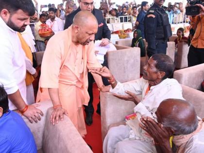Man-Animal Conflict: Yogi Adityanath Visits Bahraich, Vows to End Wolf Terror; 4 Children Killed, 16 Injured | Man-Animal Conflict: "आमचं सरकार तुमच्या प्रत्येक दुःखात सोबत", मुख्यमंत्री योगींचे पीडितांना आश्वासन Man-Animal Conflict: Yogi Adityanath Visits Bahraich, Vows to End Wolf Terror; 4 Children Killed, 16 Injured | Man-Animal Conflict: "आमचं सरकार तुमच्या प्रत्येक दुःखात सोबत", मुख्यमंत्री योगींचे पीडितांना आश्वासन