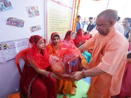 Anganwadi workers will get smartphones, honorarium will increase, Yogi Adityanath's big announcement | अंगणवाडी सेविकांना मिळणार स्मार्टफोन, वाढणार मानधन; योगी आदित्यनाथ यांची मोठी घोषणा