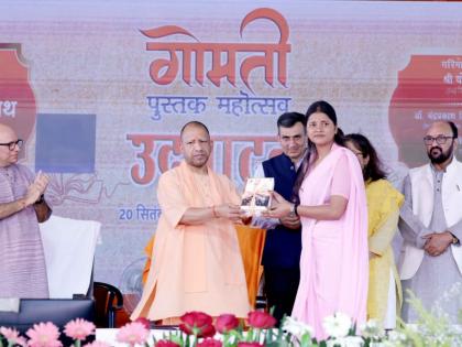Uttar Pradesh CM Yogi Adityanath urges children to spend less time on smartphones, read more books | 'स्मार्टफोनपासून दूर राहा आणि पुस्तके वाचा' मुख्यमंत्री योगी आदित्यनाथ यांचा मुलांना सल्ला Uttar Pradesh CM Yogi Adityanath urges children to spend less time on smartphones, read more books | 'स्मार्टफोनपासून दूर राहा आणि पुस्तके वाचा' मुख्यमंत्री योगी आदित्यनाथ यांचा मुलांना सल्ला