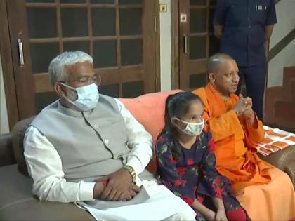 cm yogi adityanath meets hindu exodus family in kairana | “आता कोणतीही भीती नाही ना?”; योगींनी घेतली हिंदू कुटुंबीयांची भेट, कैरानात झाली घरवापसी