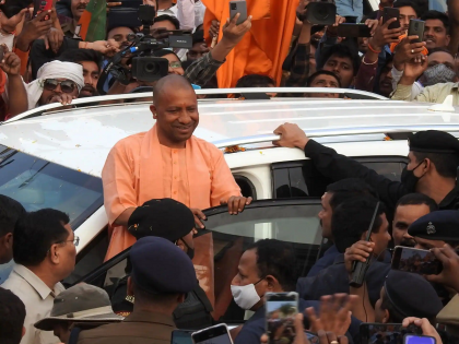 Yogi Adityanath abruptly stopped his convoy, gave way to ambulance | Yogi Adityanath: योगी आदित्यनाथ यांनी अचानक थांबवला ताफा, मुख्यमंत्र्यांच्या कृतीचे सर्वसामान्यांकडून कौतुक