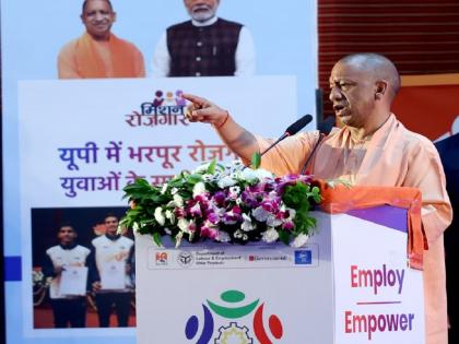Youth working in Uttar Pradesh will get guaranteed minimum wage; CM Yogi announces | उत्तर प्रदेशात काम करणाऱ्या तरुणांना किमान वेतनाची हमी मिळेल; मुख्यमंत्री योगींची घोषणा