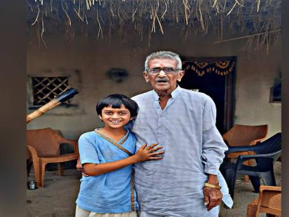 Yogyogeshwar Jai Shankar penter kaka visited little Aarush | योगयोगेश्वर जय शंकर: श्री शंकर महाराजांचे निस्सिम भक्त पेंटर काकांनी घेतली लहानग्या आरुषची भेट