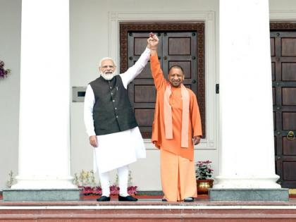 UP Assembly Election 2022 | CM Yogi Adityanath shares photo with PM Narendra Modi a day before the polls | UP Assembly Election 2022:"विजय निश्चित", मतदानाच्या एक दिवस आधी सीएम योगींचे ट्विट चर्चेत