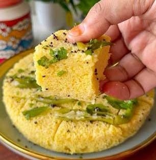 मऊ, जाळीदार ढोकळा करण्यासाठी इनो, सोडा कधी घालावा? सोपं सिक्रेट, परफेक्ट होईल ढोकळा