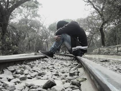 On the track of a moving freight train by loading a message on Whatsapp ... | व्हॉट्सअ‍ॅपवर मॅसेज टाकून तो बसला धावत्या मालगाडीच्या रुळावर ...