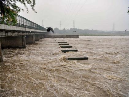 Yamuna water level reaches its highest-ever mark at 207.55 metres; CM Arvind Kejriwal convenes emergency meeting | यमुना नदीने ओलांडली धोक्याची पातळी, ४५ वर्षांचा विक्रम मोडला;केजरीवालांनी बोलावली बैठक