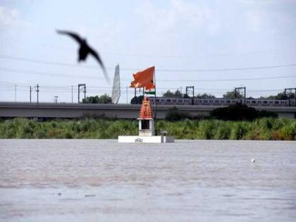 Water level of River Yamuna continues to drop, at 7 am it was recorded to be at 205.71 meters in Delhi. | यमुना नदी अजूनही धोक्याच्या चिन्हावरुन वाहतेय; आज सकाळी २०५.७१ मीटर जलपातळीची नोंद