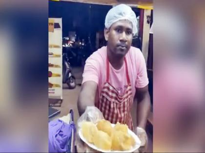 Raipur man serving golgappas with unique jugaad ias officer praises see viral video | लय भारी! कोरोनाच्या भीतीनं पाणीपुरीवाल्यानं केलेला जुगाड पाहून म्हणाल; वाह क्या बात है...