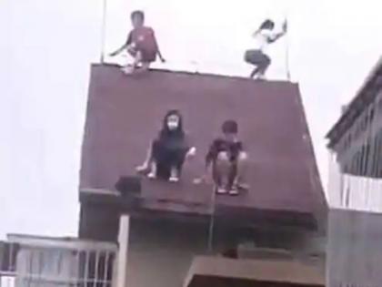 Shocking video teenagers playing on 32 storey building terrace | बापरे! ३२ व्या मजल्यावर खेळत होती लहान मुलं; अचानक तोल गेला अन् मग... पाहा व्हिडीओ