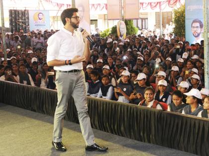 The student asked if the dam could cause a crab? Read what Aditya Thackeray said ... | विद्यार्थ्याने विचारले खेकड्यामुळे धरण फुटू शकते का? काय म्हणाले आदित्य ठाकरे वाचा...