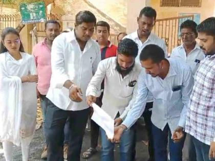 Students do not get uniforms, textbooks; In the rain, Yuva Sena held a Holi of the government circular | सोलापूर: विद्यार्थ्यांना गणवेश, पाठ्यपुस्तके मिळेना; बार्शीत युवासेनेने केली शासन परिपत्रकाची होळी