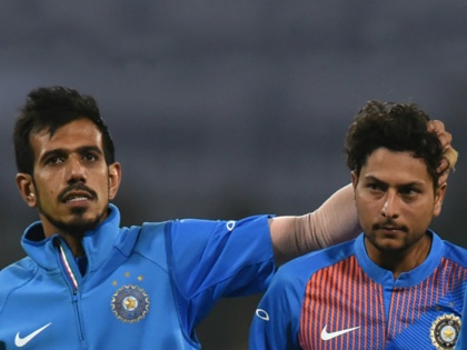 Two Indian spin bowlers bet on Indian team: Adams | दोन फिरकी गोलंदाजांमुळे भारतीय संघ बेजोड : अ‍ॅडम्स