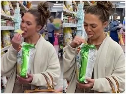 Disgusting act of woman spitting in food and water bottle at mall | विचित्रपणाचा कळस! मॉलमध्ये खाण्याच्या वस्तूंवर थुंकत होती महिला; सोशल मिडियावर व्हायरल झाला व्हिडिओ अन्... 