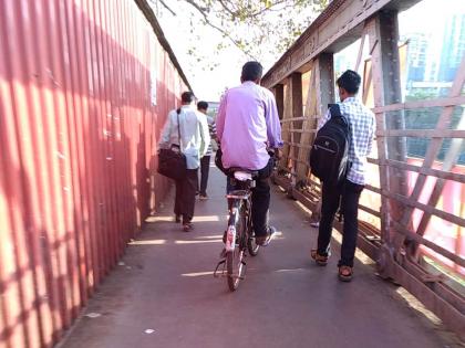 blockade of passengers as z bridge is closed repair work halted passengers footfall in matunga railway station | झेड ब्रिज बंद असल्याने प्रवाशांची ‘नाकाबंदी’; दुरुस्तीचे काम रखडले, प्रवाशांची पायपीट