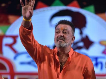 As soon as Sanjay Dutt came on stage, Munnabhai asked, how are you Mamu ..? | स्टेजवर येताच मुन्नाभाईने विचारले, कैसे हो मामू..?