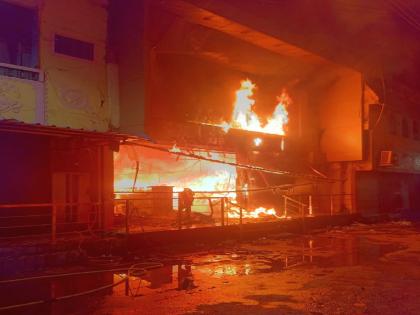 Fierce fire breaks out at a cloth shop in Ballarpur, cloth worth lakhs burnt to ashes | बल्लारपुरात कापड दुकानाला भीषण आग, लाखोंचा माल जळून राख