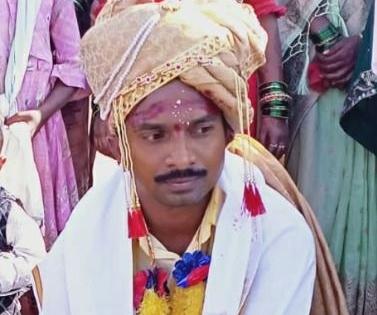 Commendable effort; He get ready for marriage after planting tree | स्तुत्य प्रयत्न;  वृक्षारोपण करूनच बोहल्यावर चढला नवरदेव