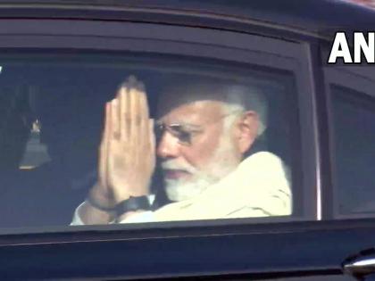 Heeraben Modi Death: Tears in the eyes, sorrow in the heart! Narendra Modi 'back to work' again; leave for Raj Bhavan | Heeraben Modi Death: डोळ्यांत अश्रू, मनात दु:ख! नरेंद्र मोदी पुन्हा 'बॅक टू वर्क'; राजभवनाकडे रवाना