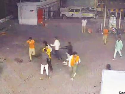 Goons loot Rs 1.37 lakh from petrol pump after filling petrol worth Rs 30 | ३० रुपयांचे पेट्राेल भरून गुंडांनी पेट्रोल पंपावरील १ लाख ३७ हजार नेले लुटून Goons loot Rs 1.37 lakh from petrol pump after filling petrol worth Rs 30 | ३० रुपयांचे पेट्राेल भरून गुंडांनी पेट्रोल पंपावरील १ लाख ३७ हजार नेले लुटून