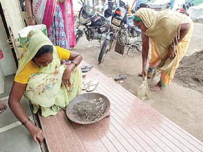 With sharp eyes they seek gold from the dust; The struggle of Jharekari women in a goldsmith's shop | तीक्ष्ण नजरेने 'त्या' शोधतात धुळीतून सोने; सोनाराच्या दुकानातील झारेकरी महिलांचा संघर्ष