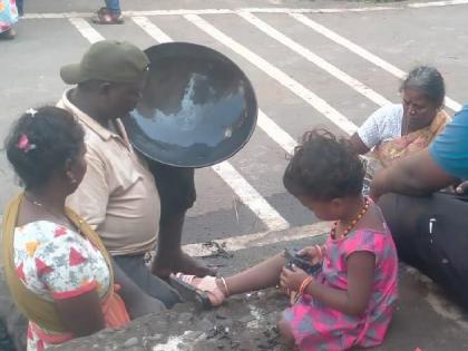 Zari goldsmith who digs for gold in the sediment neglected; Searching for gold in the drain at the door of the goldsmiths in Shirala sangli | गाळातून सोने शोधणारा झारी सोनार उपेक्षित; शिराळ्यात सराफांच्या दारातील नाल्यात घेतायत सोन्याचा शोध