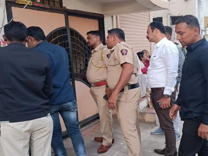 DJ driver stabs wife on head, dies in hospital crime news Dhule | डीजे चालकाने पत्नीच्या डोक्यात केला वार; रुग्णालयात मृत्यू