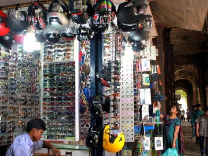 Goggles on the pavement won't hurt the eyes, will they? | फुटपाथवरील गॉगल डोळे घालवणार नाही ना?