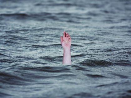 Two died after drowning in Bhatye creek in Ratnagiri | रत्नागिरीतील भाट्ये खाडीत बुडून दाेघांचा मृत्यू