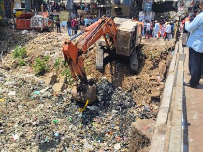 Finally...JCB machine has been lowered into Valdhuni river to clean the drains in Ulhasnagar | अखेर...उल्हासनगरात नाले सफाईला सुरवात; जेसीबी मशीन उतरविली वालधुनी नदीत