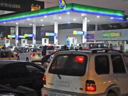 Pakistan will pick pocket rest of the money! Petrol price to reach triple century in Pakistan | लोकांच्या खिशातले उरले सुरले पैसे घेऊनच थांबणार! पाकिस्तानात पेट्रोल तिहेरी शतकाच्या उंबरठ्यावर