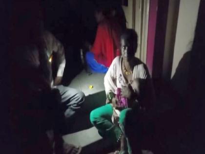 Daga Hospital in darkness for two hours amid power cut, women in labor sitting outside the ward with their newborns | 'डागा' दोन तास अंधारात, बाळंतिणी नवजात शिशूंना घेऊन वॉर्डाबाहेर