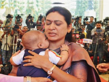 Vidhansabha Adhiveshan Budget How to keep a five-month-old baby in the dust? MLa Saroj Ahire have tears in eyes | पाच महिन्यांच्या बाळाला धुळीत कसे ठेवू ? आ. सरोज अहिरे यांनी अश्रूंना करून दिली वाट