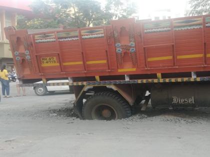 Trucks in Mira Road and cars in Bhayander veered off the road | मीरारोडमध्ये ट्रक तर भाईंदरमध्ये कार रस्त्यात रुतली 