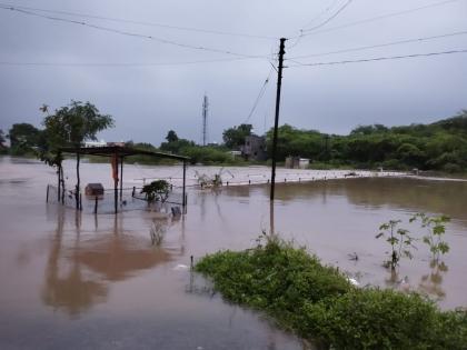 Cloudburst in Chandeksare area; Anandwadi, Dayanandwadi under water, citizens spent the night sitting at home | चांदेकसारे परिसरात ढगफुटी; आनंदवाडी, दयानंदवाडी पाण्याखाली, नागरिकांनी घरावर बसून काढली रात्र