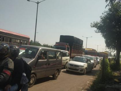 Return journey after Diwali holiday in traffic jam; Huge rush on Kolhapur-Pune highway | दिवाळी सुट्टीनंतर परतीचा प्रवास वाहतूक कोंडीचा; कोल्हापूर-पुणे महामार्गावर प्रचंड गर्दी