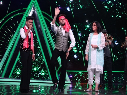 Zeenat Aman said Indian Idol contestant Salman ali performance reminds me amitabh bachchan | इंडियन आयडलच्या सलमान अलीचा परफॉर्मन्स पाहून झीनत अमान यांना आली या अभिनेत्याची आठवण