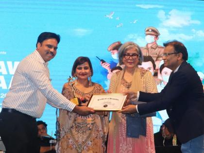 Corona Warriors felicitated by veteran actress Zeenat Aman; Participation in NGO Vishwas 'Humanity Example' program | ज्येष्ठ अभिनेत्री जीनत अमान यांनी केला कोरोना योद्ध्यांचा सत्कार; एनजीओ विश्वास ‘मानवता की मिसाल’ कार्यक्रमात सहभाग