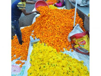 Flower prices have gone up, marigold at Rs 200 and tuberose at Rs 600 per kg | Ganpati Festival -कोल्हापूर बाजारपेठेमध्ये फुलांचे दर चांगलेच कडाडले