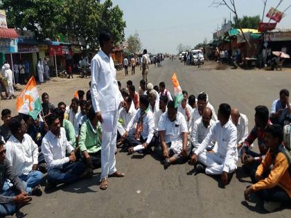 Stop the road by Youth Congress at Zerofata for farmers' debt waiver | शेतकरी कर्जमाफीसाठी झिरोफाटा येथे युवक काँग्रेसचा रस्ता रोको