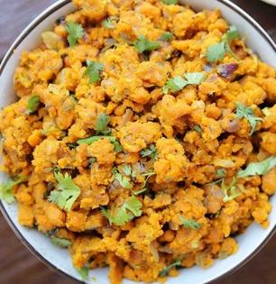 Maharashtra food : करा झणझणीत झुणका, पावसाळ्यात झुणका भाकरीचा बेत म्हणजे चमचमीत मेजवानी!