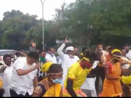 Deputy Speaker of Legislative Assembly narhari zirwal enjoys gondi dance | VIDEO: विधानसभा उपाध्यक्ष नरहरी झिरवाळ गोंडी नृत्यावर ताल धरतात तेव्हा...