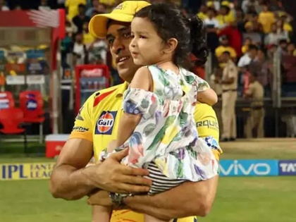 ipl 2018 csk captain mahendra singh dhoni walks towards dressing room in pune with daughter ziva | IPL 2018: चिमुकल्या झिवाचा पुणेकरांना 'बाय-बाय', धोनीही झाला भावुक