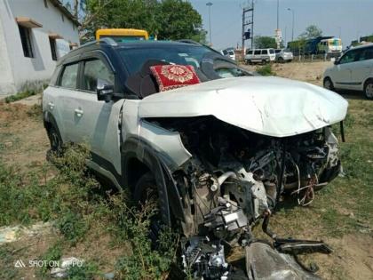 speedy car hits divider, father and daughter die in accident; Mother seriously injured | सुसाट कार दुभाजकावर आदळली, अपघातात वडिलांसह मुलीचा मृत्यू; आई गंभीर जखमी