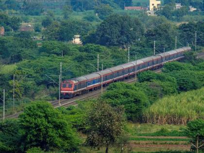 Inconvenience of passengers during Diwali due to derailment of goods train; List of diverted trains and help number... | मालगाडी घसल्याने प्रवाशांची ऐन दिवाळीत गैरसोय; मार्ग बदललेल्या गाड्यांची यादी आणि मदत क्रमांक...