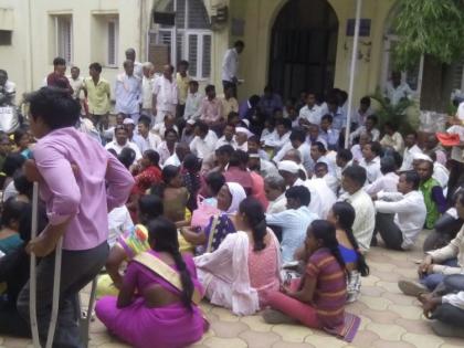 Instead of sleeping, disabled people were stabed for protesting | झोपण्याऐवजी अपंगांनी मांडला ठिय्या 